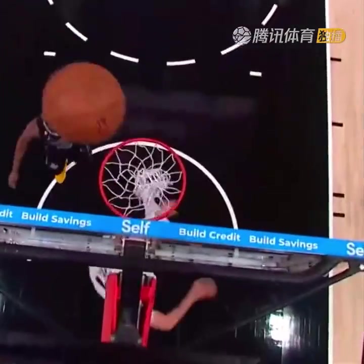 罕見(jiàn)一幕！努爾基奇拋投 球神奇停在籃板上沿 看呆凱爾登?。ㄅ瑺柣婕\）